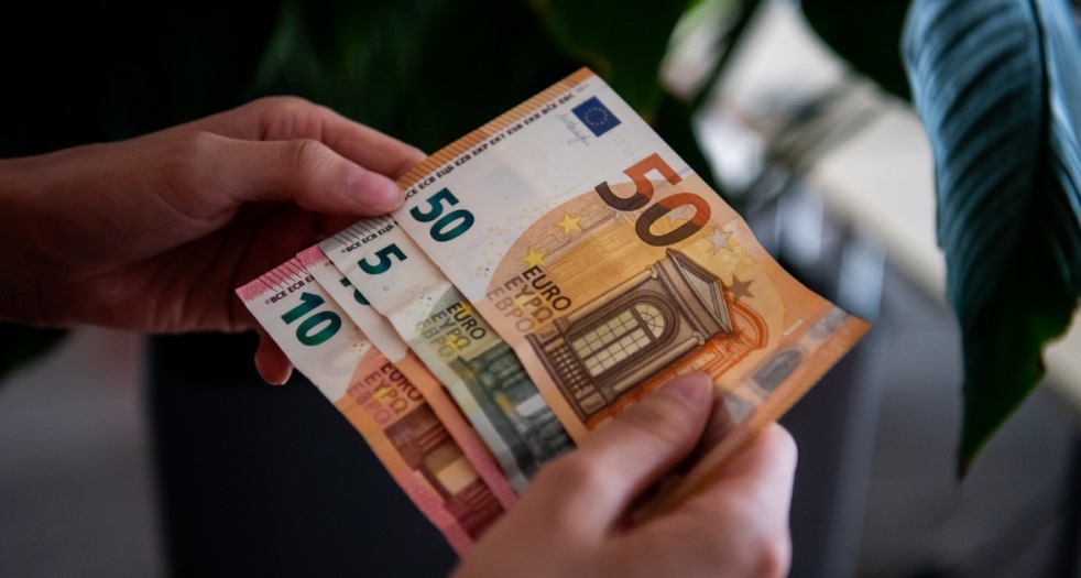 Nuk ndalet Euro, kursi i afrohet kufirit te 115 lekeve